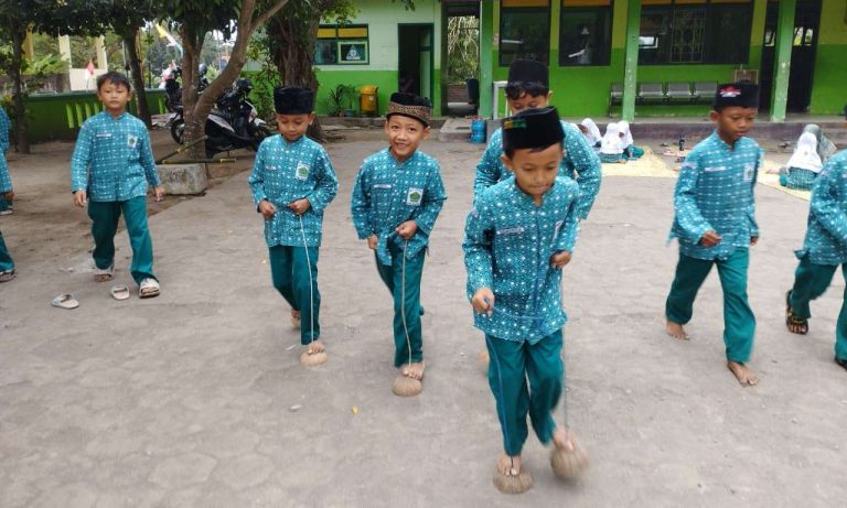 Siswa Kelas 2 MIN 1 Bantul Meriahkan P5RA dengan Permainan Tradisional